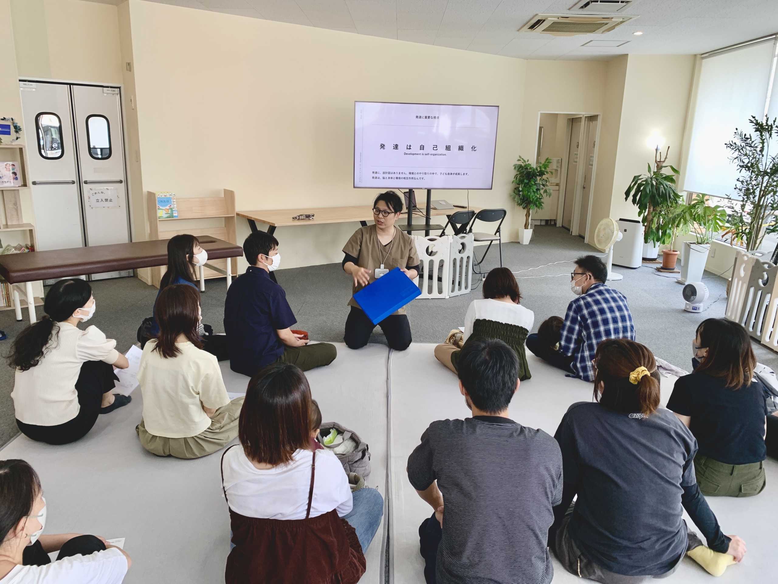 welleap企業向け — 専門家による発達に関する講演の様子