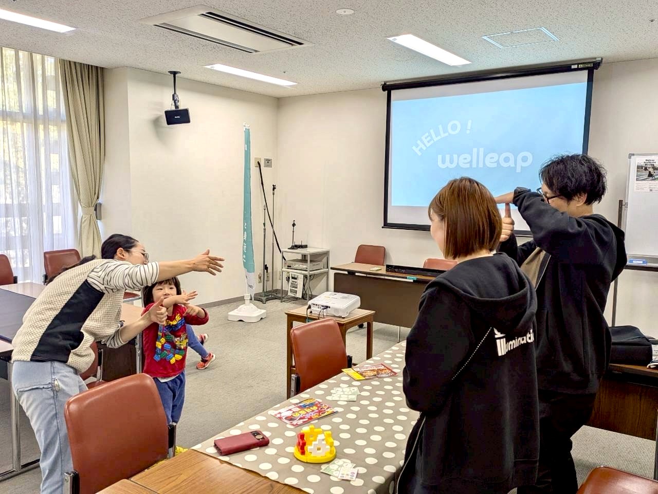 welleap学校巡回 — スタッフと子どもが一緒に体を動かす様子